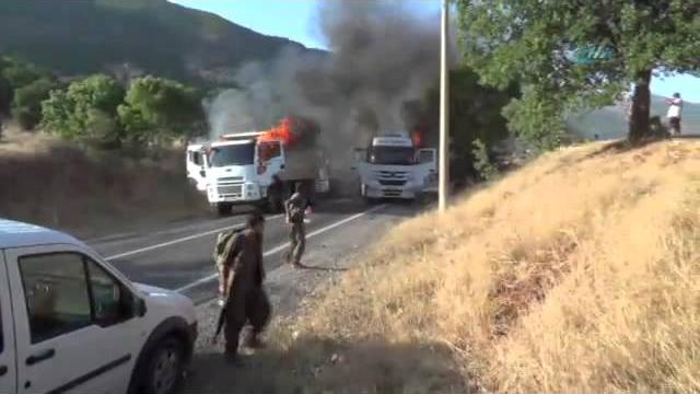 Pkk’lı teröristlerin araçları yakma anı kamerada ! Pkk’lı teröristlerin araçları yakma anı kamerada !