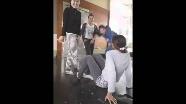 Aksi cewe-cewe seksi Aksi cewe-cewe seksi