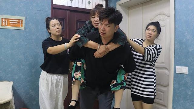 母亲打工瘸腿回家,夫妻俩毫不嫌弃悉心照顾,第二天却成公司继承人【小白导演】 母亲打工瘸腿回家,夫妻俩毫不嫌弃悉心照顾,第二天却成公司继承人【小白导演】