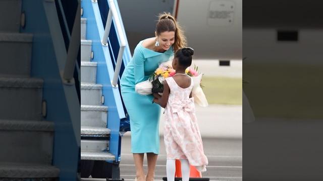 Oh, princess catherine lovely gesture, the little girl carrying flower bouquet, meeting kate Oh, princess catherine lovely gesture, the little girl carrying flower bouquet, meeting kate