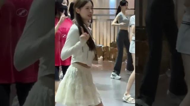 Sexy asian girls dancing Sexy asian girls dancing