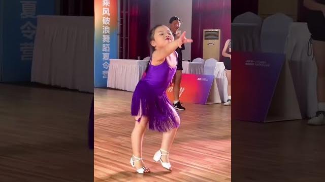 奶娃的拉丁舞。cute babies' latin dance. 奶娃的拉丁舞。cute babies' latin dance.