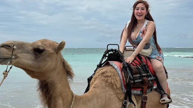 Naik unta hampir jatoh Naik unta hampir jatoh