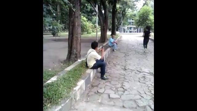 Lelaki ini heboh liat gadis semok Lelaki ini heboh liat gadis semok