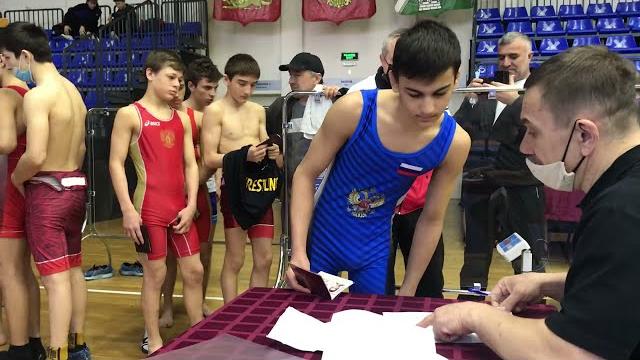 Взвешивание борцов 48 кг. Взвешивание борцов 48 кг.