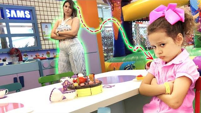 Mãe e filha brincando no parquinho e aprendendo as cores Mãe e filha brincando no parquinho e aprendendo as cores