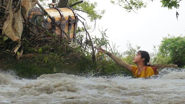 Risking their lives in high water to collect valuables after historic flash flood - hana single mom Risking their lives in high water to collect valuables after historic flash flood - hana single mom