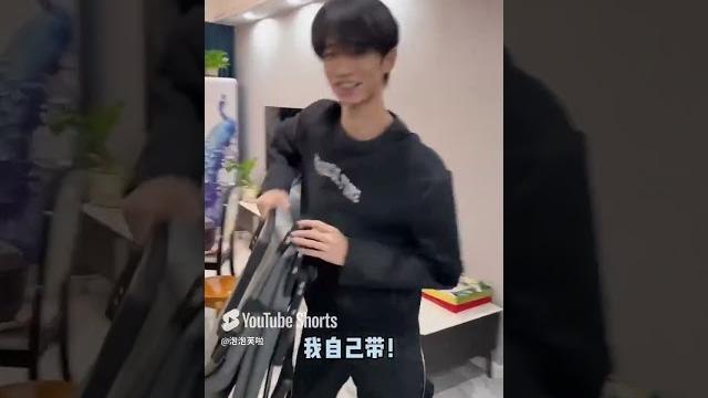 和闺蜜的聊天怎么能被男朋友听到呢#甜甜的恋爱日记 #情侣日常#治愈系恋人 #shorts 和闺蜜的聊天怎么能被男朋友听到呢#甜甜的恋爱日记 #情侣日常#治愈系恋人 #shorts