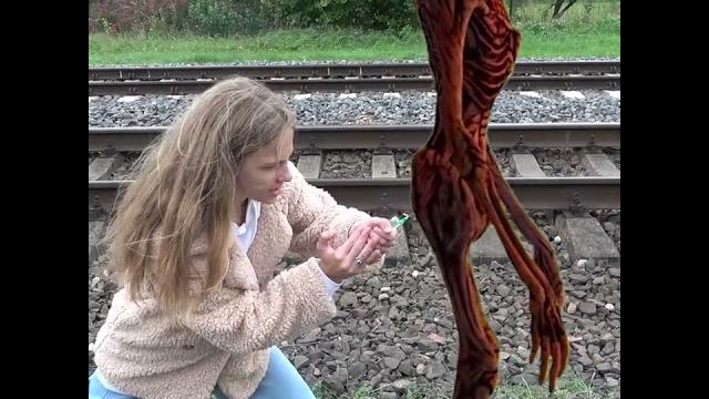 Болючий укол для монстра / painful prick for the monster #shorts Болючий укол для монстра / painful prick for the monster #shorts