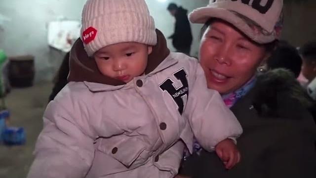 幺叔老有所依了,奶奶抱着小义让小妞先吃,婆媳感情再次升温 幺叔老有所依了,奶奶抱着小义让小妞先吃,婆媳感情再次升温