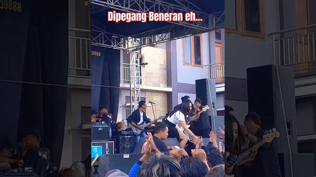Akibat membungkuk di panggung !!! #music #dangdut Akibat membungkuk di panggung !!! #music #dangdut