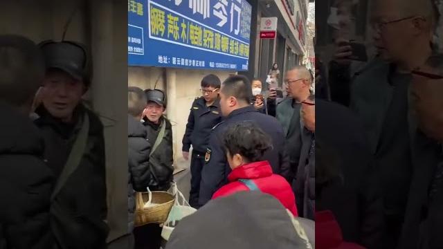 中共 #城管 又开始抢东西了,#中共国 社会恢复常态 中共 #城管 又开始抢东西了,#中共国 社会恢复常态