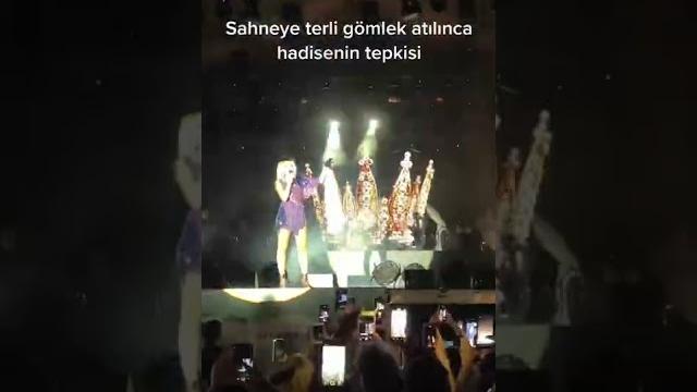 Sahneye terli̇ gömlek atildi!! hadi̇seni̇n tepki̇si̇ #hadise #rap #shorts #tiktok #fyp #reels #viral Sahneye terli̇ gömlek atildi!! hadi̇seni̇n tepki̇si̇ #hadise #rap #shorts #tiktok #fyp #reels #viral