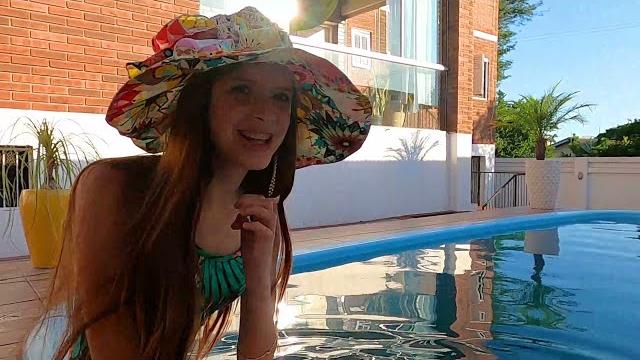 Ajudando limpar a piscina! - modelo julinha Ajudando limpar a piscina! - modelo julinha