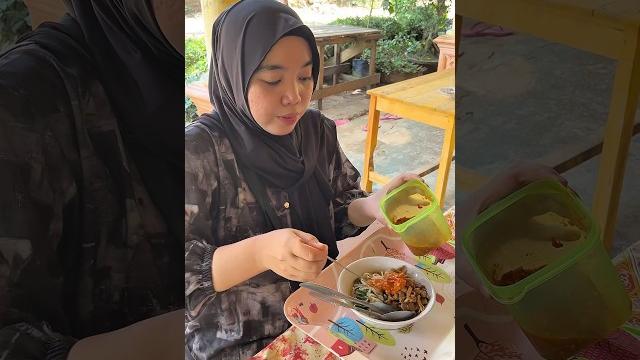 Time to shop for stall needs, then continue to buy chicken noodles at a neighboring village stall... Time to shop for stall needs, then continue to buy chicken noodles at a neighboring village stall...
