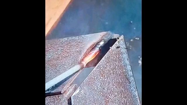 Как красиво заварить электродом большой зазор.#welding #seams. Как красиво заварить электродом большой зазор.#welding #seams.