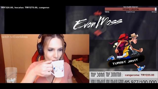 Evonmoss mangodan aldığı yeni şortunu gösteriyor Evonmoss mangodan aldığı yeni şortunu gösteriyor
