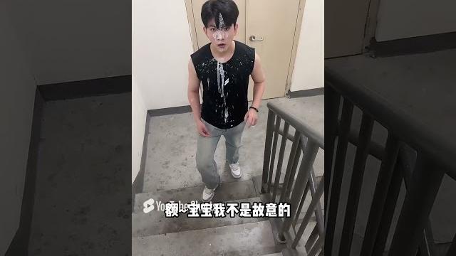 温馨提示:路边的酸奶不要踩!! #情侣日常 #塑料情侣#陈可星 #派大星cj 温馨提示:路边的酸奶不要踩!! #情侣日常 #塑料情侣#陈可星 #派大星cj