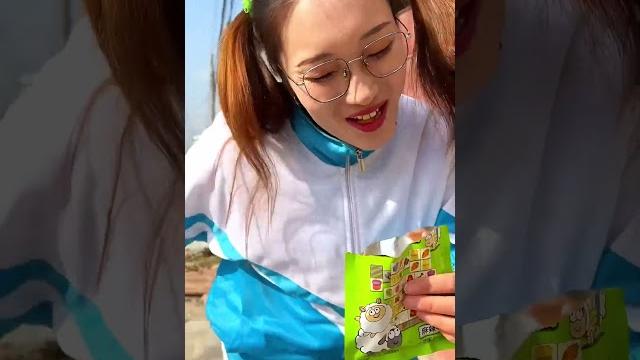 Wife of shop-owner picked up money on the road, but she sent out two bags of spicy noodles. did she Wife of shop-owner picked up money on the road, but she sent out two bags of spicy noodles. did she