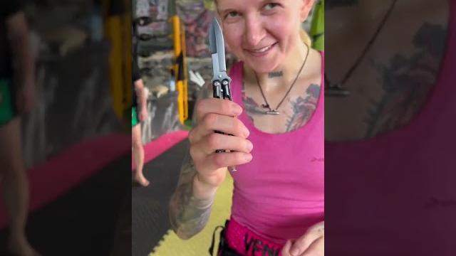 Нож бабочка с полиной шутки плохи Нож бабочка с полиной шутки плохи