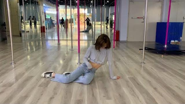 女装大佬性感舞蹈宣美“美人鱼”男人也有马甲线 女装大佬性感舞蹈宣美“美人鱼”男人也有马甲线