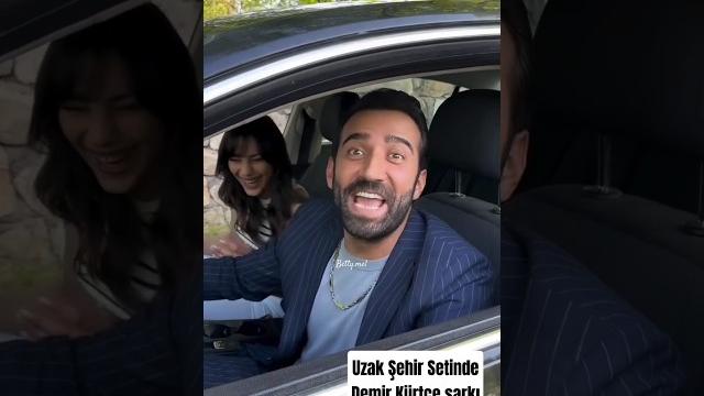 Uzak şehir setinde demir kürtçe şarkı söyledi demir ve zerrin / ferit kaya ve dilin döğer Uzak şehir setinde demir kürtçe şarkı söyledi demir ve zerrin / ferit kaya ve dilin döğer