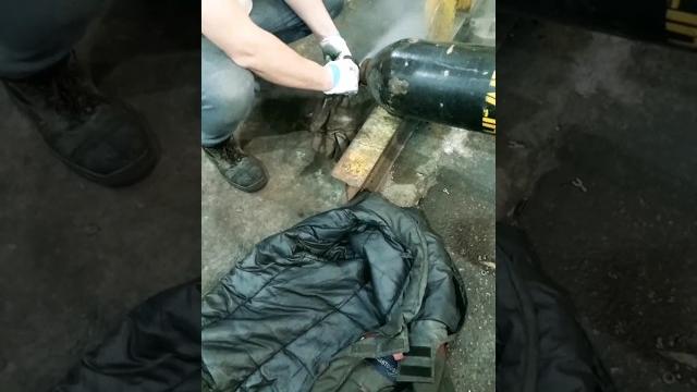Охлаждение детали до - 70 углекислотой #д245 #валдай #своимируками #д240 #мтз #ремонтдвигателя #маз Охлаждение детали до - 70 углекислотой #д245 #валдай #своимируками #д240 #мтз #ремонтдвигателя #маз