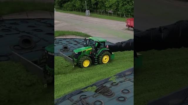 #johndeere 7r am luzerne schieben #farming #farmerdc85 #viralvideo #farmer #landwirtschaft #farm #johndeere 7r am luzerne schieben #farming #farmerdc85 #viralvideo #farmer #landwirtschaft #farm