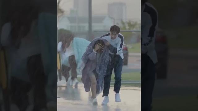 校草霸气护住淋雨的女孩 #胡一天 # 邢菲 #你好神枪手 #kukandrama #shorts 校草霸气护住淋雨的女孩 #胡一天 # 邢菲 #你好神枪手 #kukandrama #shorts