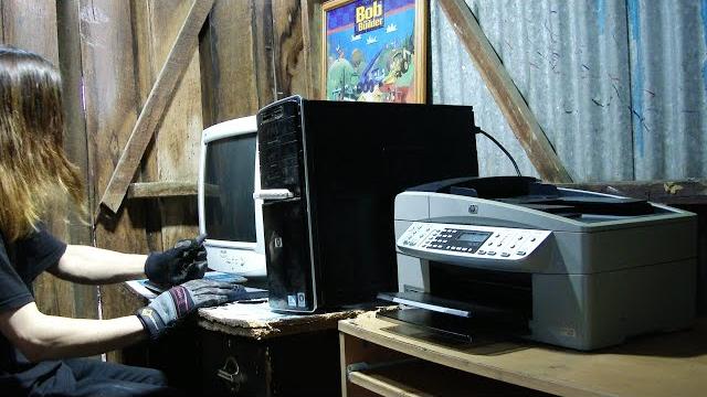 Angry office man's hp computer disaster Angry office man's hp computer disaster