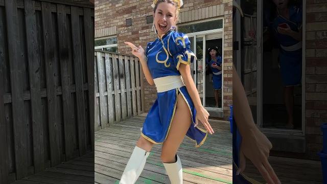 Chun li does the sweet little bumblebee dance! Chun li does the sweet little bumblebee dance!