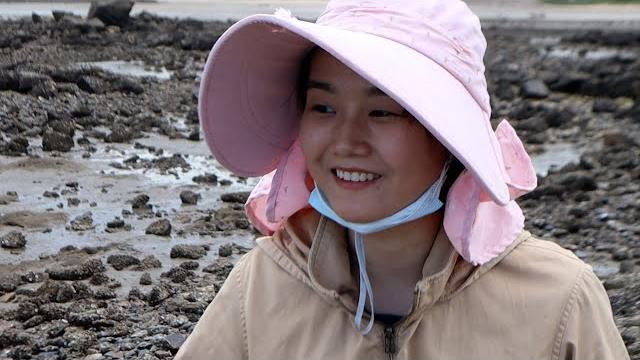 天气凉快妹子特地来海边赶海,海螺捡不少就是全是“小朋友”,很无奈 天气凉快妹子特地来海边赶海,海螺捡不少就是全是“小朋友”,很无奈