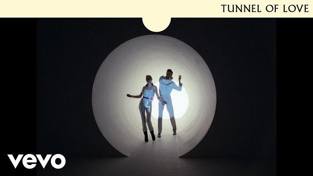 Dire straits - tunnel of love (official music video) Dire straits - tunnel of love (official music video)
