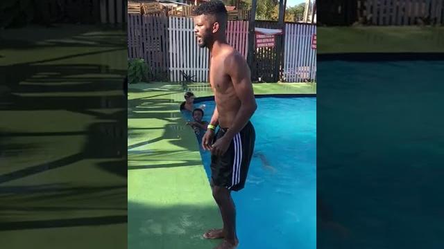 Mortal para trás na piscina Mortal para trás na piscina