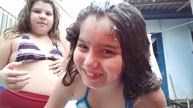 Banho de piscina com minha amiga Banho de piscina com minha amiga
