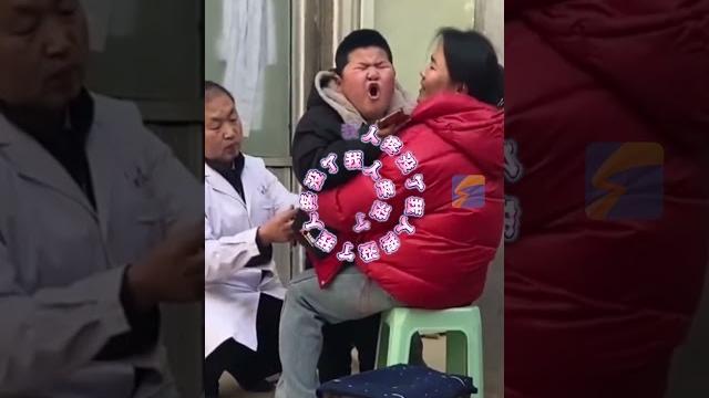 2月18日,山东日照。小男孩打屁股针秒变表情包,网友:脱裤子打针是我的童年噩梦。#打针 #熊孩子 2月18日,山东日照。小男孩打屁股针秒变表情包,网友:脱裤子打针是我的童年噩梦。#打针 #熊孩子