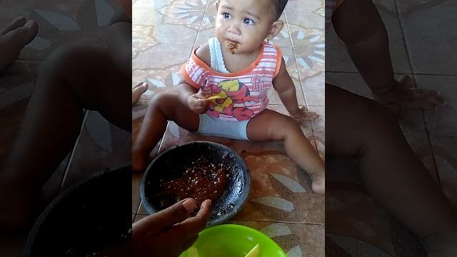 Anak kecil suka makan pedas Anak kecil suka makan pedas
