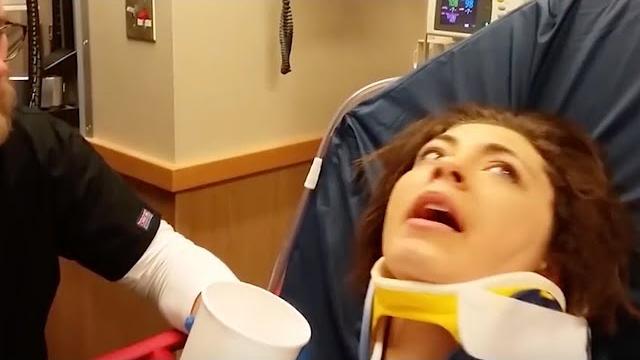 Une jeune fille sous anesthésie fait rougir l'infirmier Une jeune fille sous anesthésie fait rougir l'infirmier