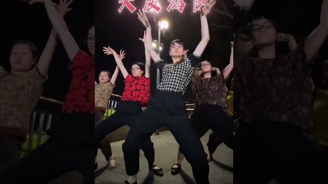 还能赶上末班车吗?不齐舞团 #大展鸿图 #丝滑小连招 #抖音潮流舞蹈地图 还能赶上末班车吗?不齐舞团 #大展鸿图 #丝滑小连招 #抖音潮流舞蹈地图