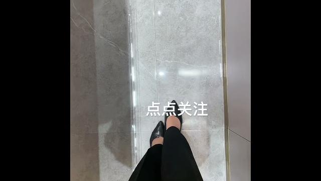 周大福柜姐展示丝袜时间,要原味丝袜 周大福柜姐展示丝袜时间,要原味丝袜