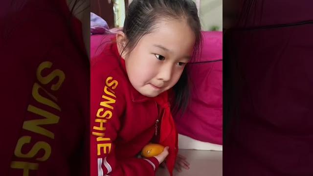 小偷捂晕妈妈强行闯入室内,写作业的小朋友灵机一动用两个橙子成功吓跑小偷!#儿童安全教育 #防拐 #儿童安全#儿童自救 小偷捂晕妈妈强行闯入室内,写作业的小朋友灵机一动用两个橙子成功吓跑小偷!#儿童安全教育 #防拐 #儿童安全#儿童自救