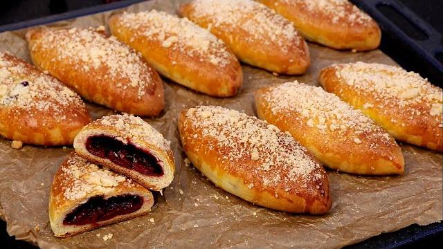 Сдобные пирожки с вишней/начинка, которая не течет/дрожжевое тесто без яиц/штрейзель/сладкая жизнь Сдобные пирожки с вишней/начинка, которая не течет/дрожжевое тесто без яиц/штрейзель/сладкая жизнь