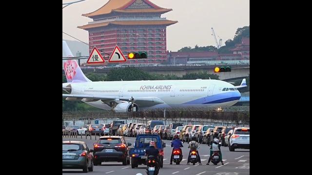 這是台北獨特的機場紅綠燈,當閃紅燈時,飛機會緩緩的滑過️#airport #aviation #旅客機 #松山機場 這是台北獨特的機場紅綠燈,當閃紅燈時,飛機會緩緩的滑過️#airport #aviation #旅客機 #松山機場