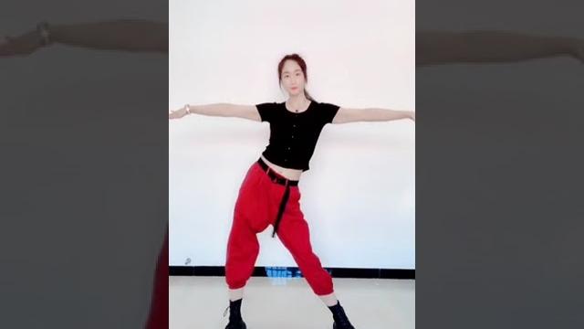 还没有学会摆胯的,先练习左右扭腰,腰扭灵活以后,一抬脚后跟就会摆胯了#摆胯#傻瓜教程 还没有学会摆胯的,先练习左右扭腰,腰扭灵活以后,一抬脚后跟就会摆胯了#摆胯#傻瓜教程