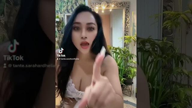 Tante sarah goyang tik tok #shorts Tante sarah goyang tik tok #shorts