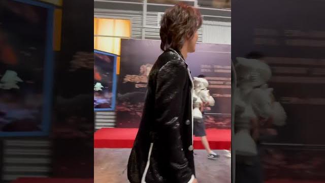 言承旭在後台與媒體老師們興奮合照留念,他好可愛。 言承旭在後台與媒體老師們興奮合照留念,他好可愛。