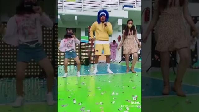 Niña hace el paso de anita Niña hace el paso de anita