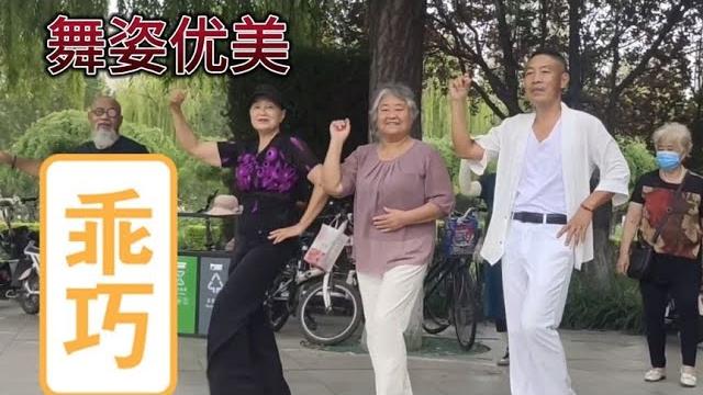 胖奶奶舞蹈队,广场舞,晨风大姐領舞,真精彩。 胖奶奶舞蹈队,广场舞,晨风大姐領舞,真精彩。