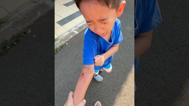 Because of the lizard, keizo cried and fell down bleeding⁉️ Because of the lizard, keizo cried and fell down bleeding⁉️
