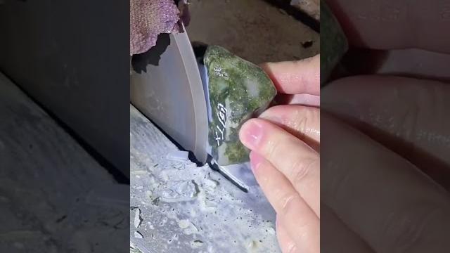 熙熙选小不点做牌子,开窗满紫,扒皮后师傅直勾勾盯着研究半小时#翡翠 #这个视频有点料 熙熙选小不点做牌子,开窗满紫,扒皮后师傅直勾勾盯着研究半小时#翡翠 #这个视频有点料